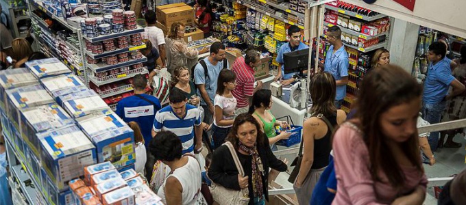 Consumidores esperam saldões para comprar com desconto