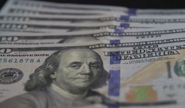 Dólar fecha perto dos R$ 6 e bate novo recorde