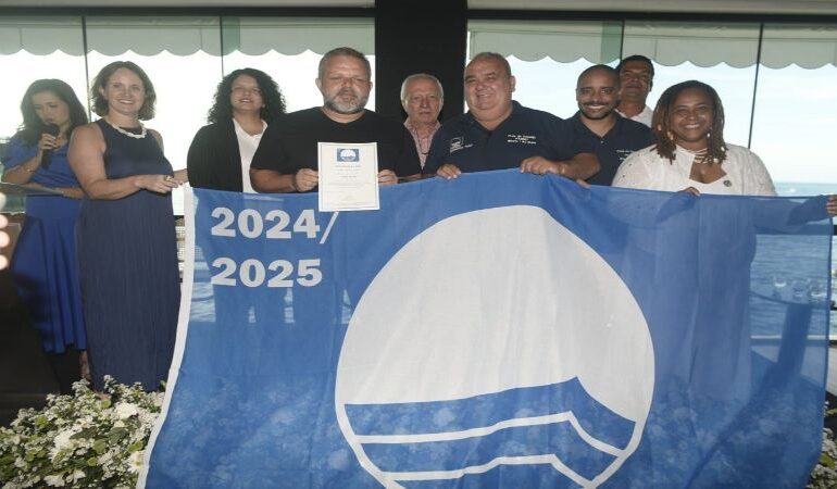 Praia do Sossego celebra hasteamento da Bandeira Azul