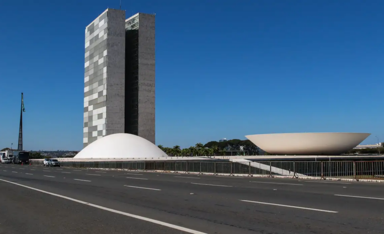 Congresso e Judiciário retomam sessões após feriado