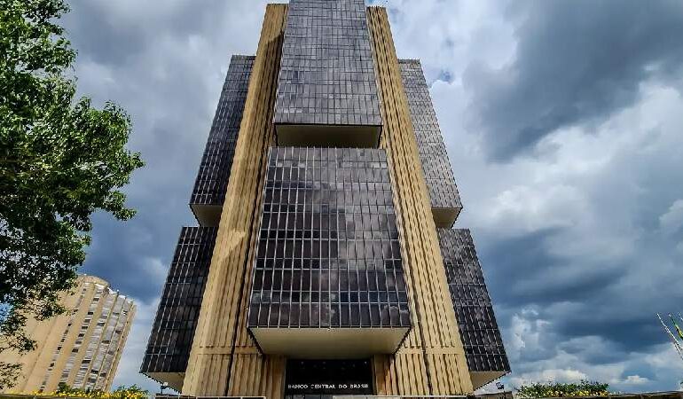 Copom eleva juros básicos da economia para 15% ao ano